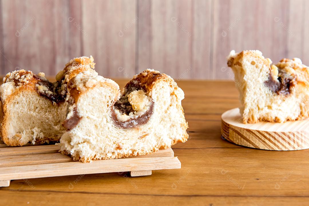 pedaços de tradicional Cuca brasileira cheia de chocolate na mesa de madeira