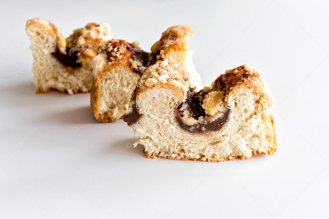 pedaços da tradicional Cuca brasileira recheada com chocolate