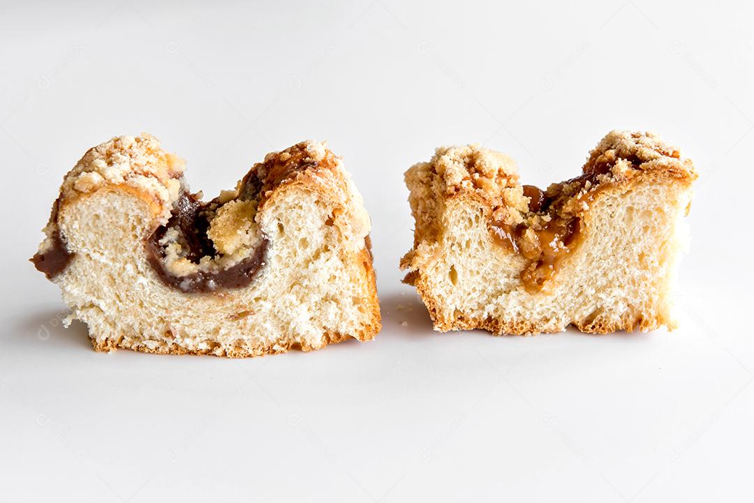 pedaços da tradicional Cuca brasileira recheada com doce de leite e chocolate