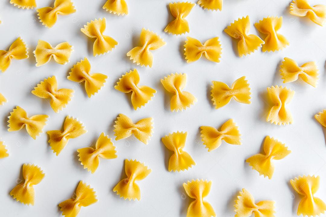 macarrão gravata cru no fundo branco (massa italiana farfalle)