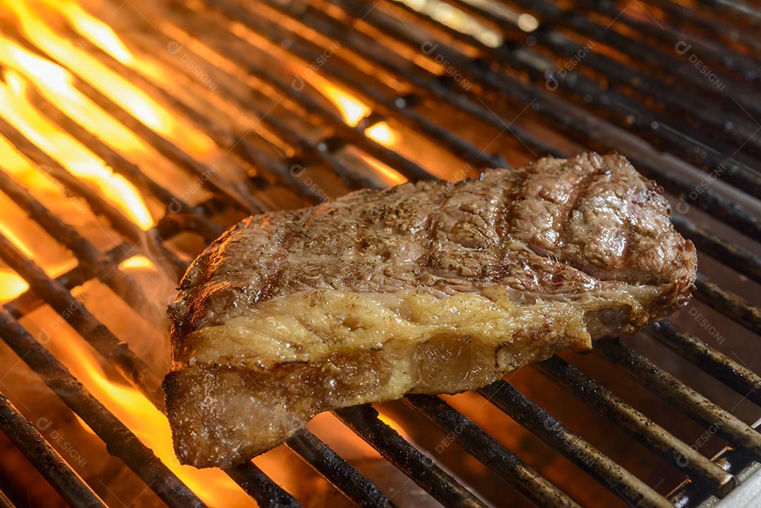 Churrasco de picanha assada na brasa. Essa forma de churrasco é amplamente consumida em todo o Brasil.