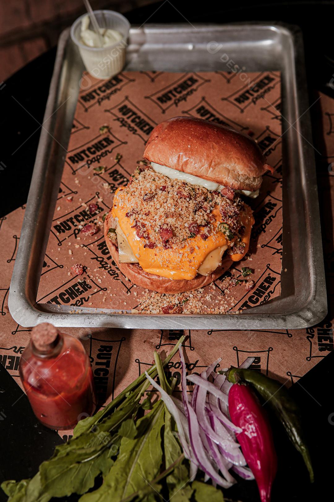 Hambúrguer ,carne grelhada, cheddar, queijo, farofa de bacon, molho branco.