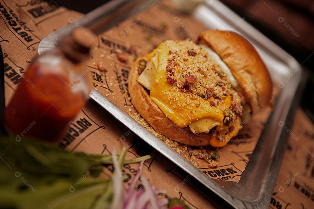 Hambúrguer ,carne grelhada, cheddar, farofa de bacon, queijo