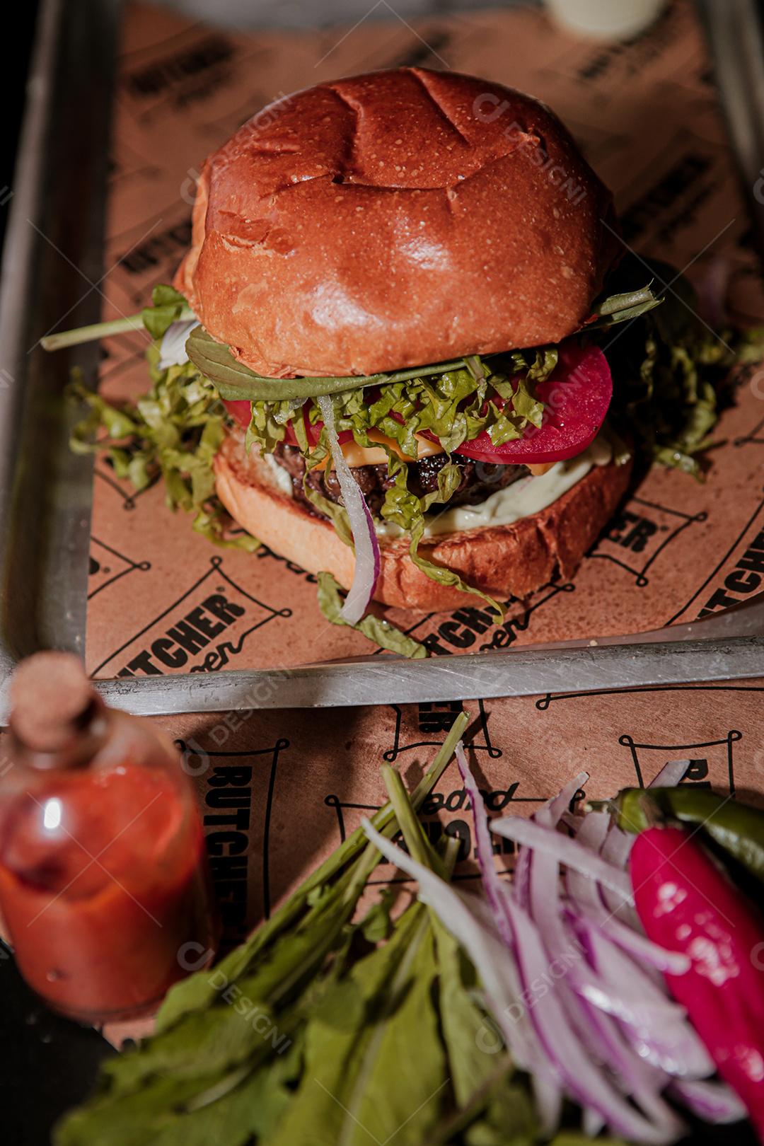 Hambúrguer ,carne grelhada, cheddar, tomate, queijo, alface,  repolho, molho branco.