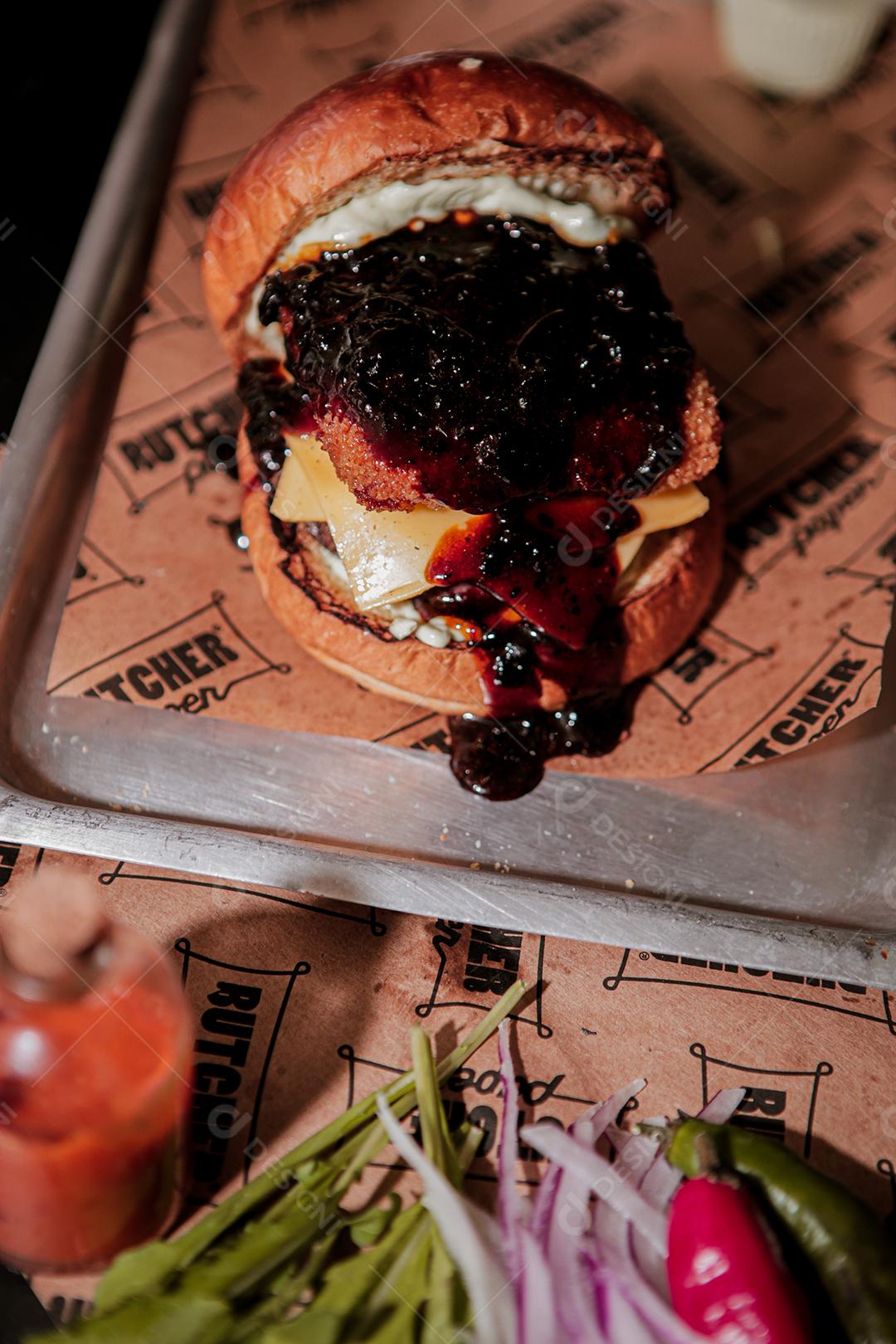 X-burguer, carne grelhada, cheddar, molho, molho branco, queijo