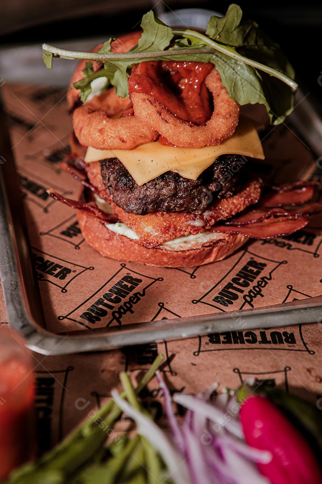 Hambúrguer ,carne grelhada, cheddar, bacon, queijo, molho branco.