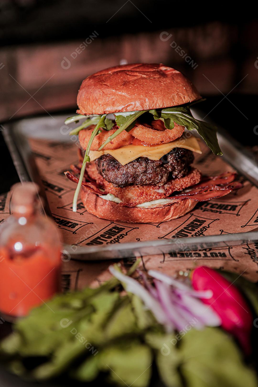 Hambúrguer ,carne grelhada, cheddar, bacon, queijo, molho branco.