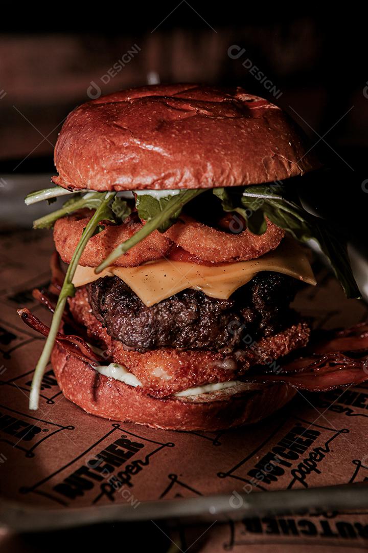 Hambúrguer ,carne grelhada, cheddar, bacon, queijo, molho branco.