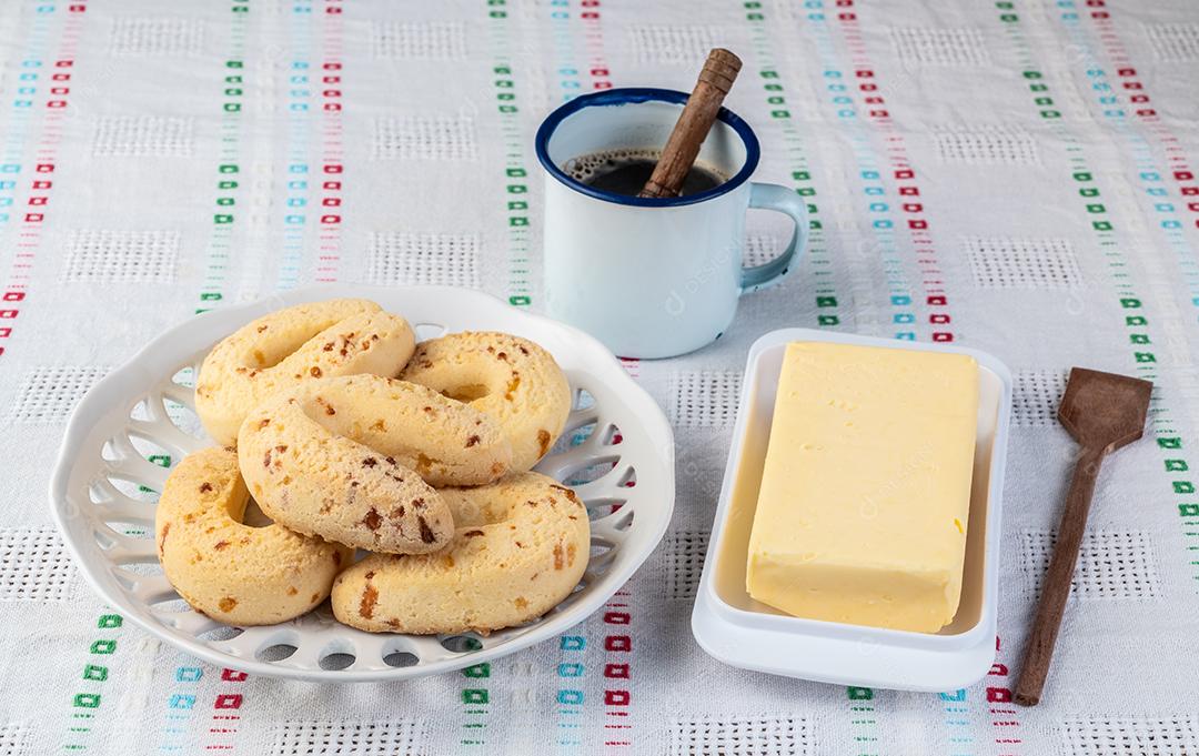 Chipas, pão de queijo típico da América do Sul em um prato com manteiga e café.