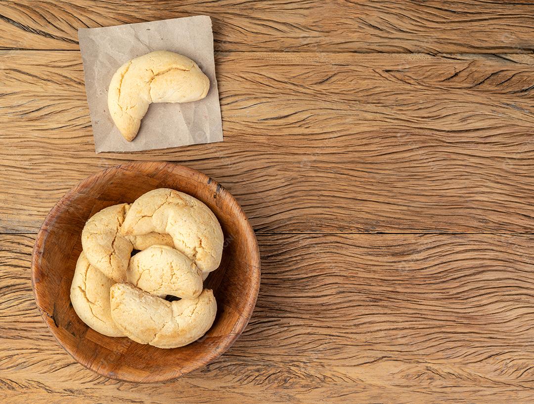 Chipas, pão de queijo típico sul-americano sobre mesa de madeira