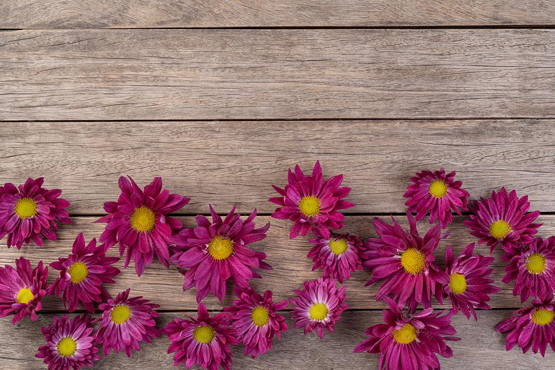 Flores roxas sobre mesa de madeira