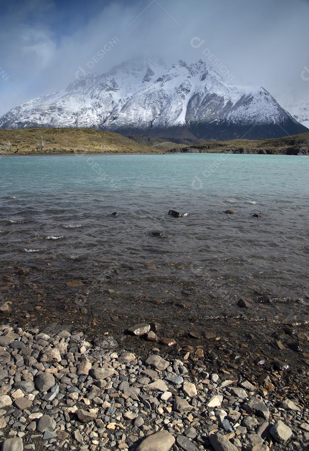 Praia do lago no Parque Nacional Torres del Paine, Chile.