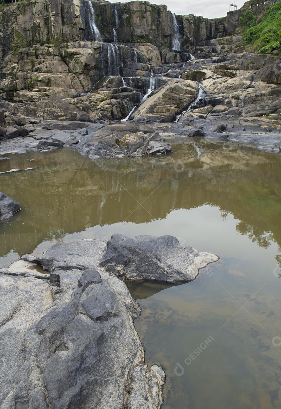 Cachoeira sobre uma montanha rochosa no Brasil.