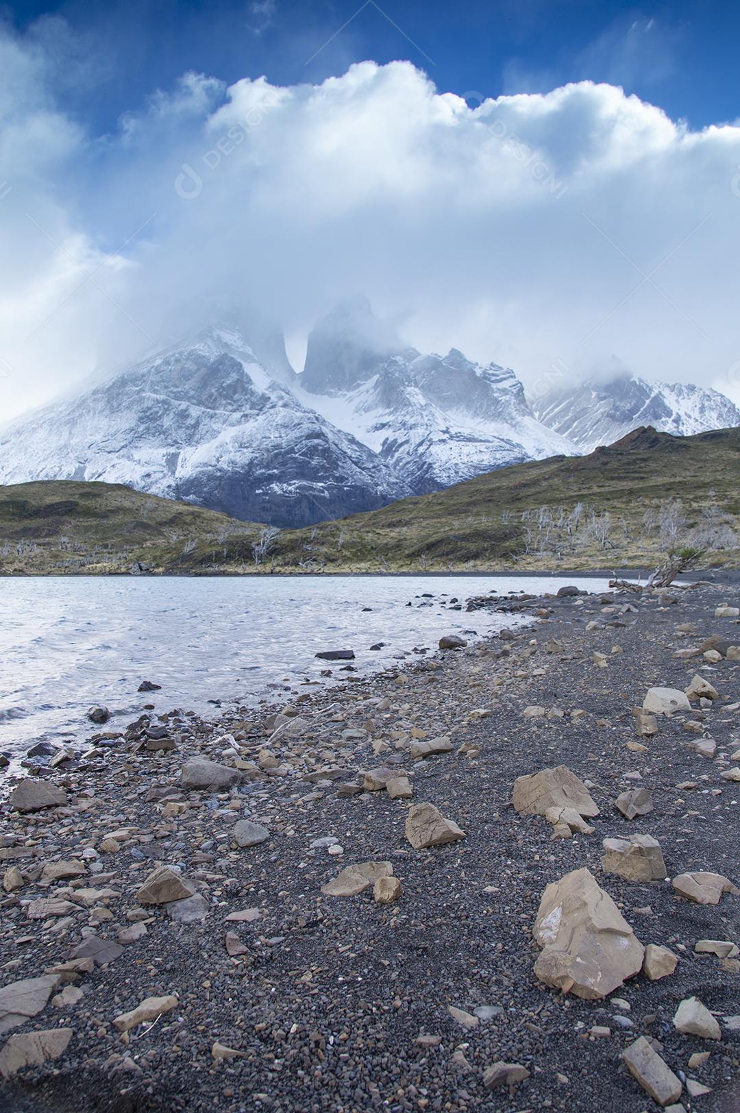 Praia rochosa no Parque Nacional Torres del Paine, Chile.