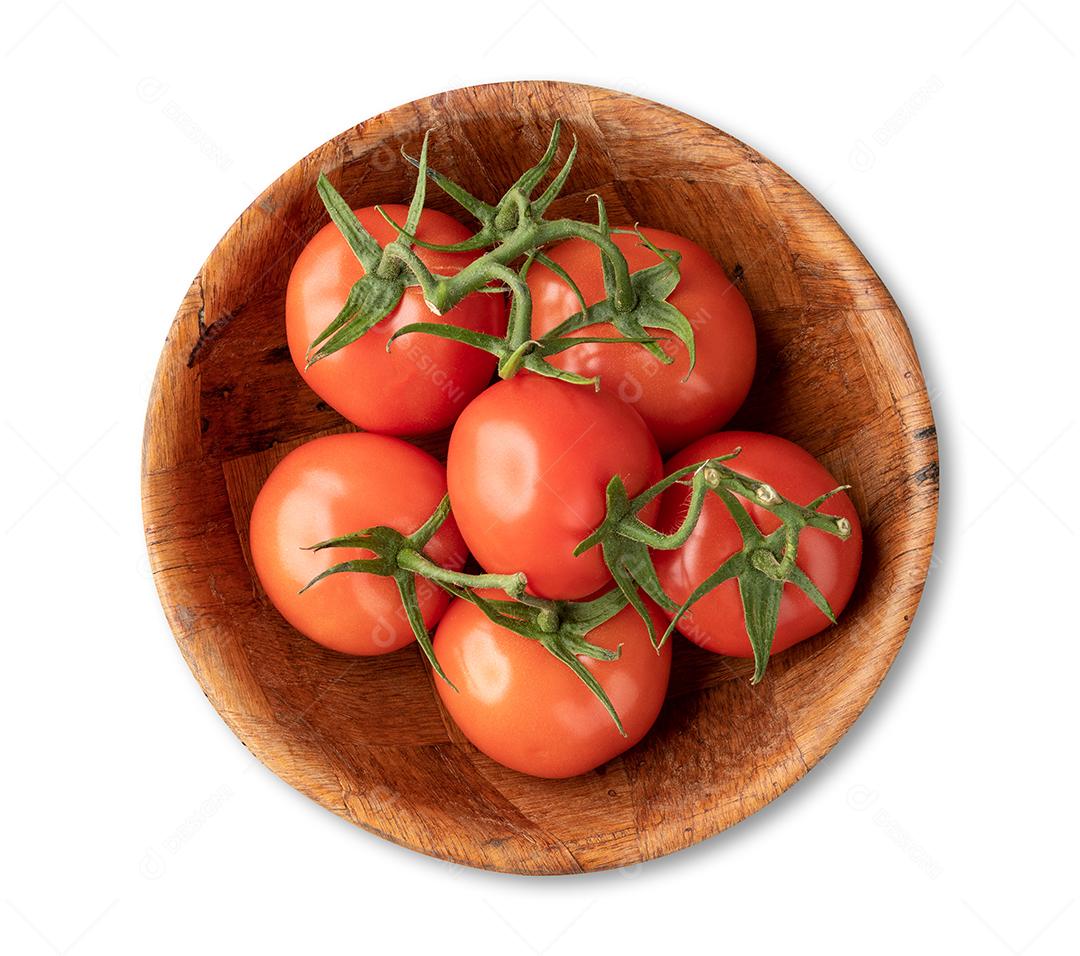 Tomates vermelhos em uma tigela isolada sobre fundo branco.