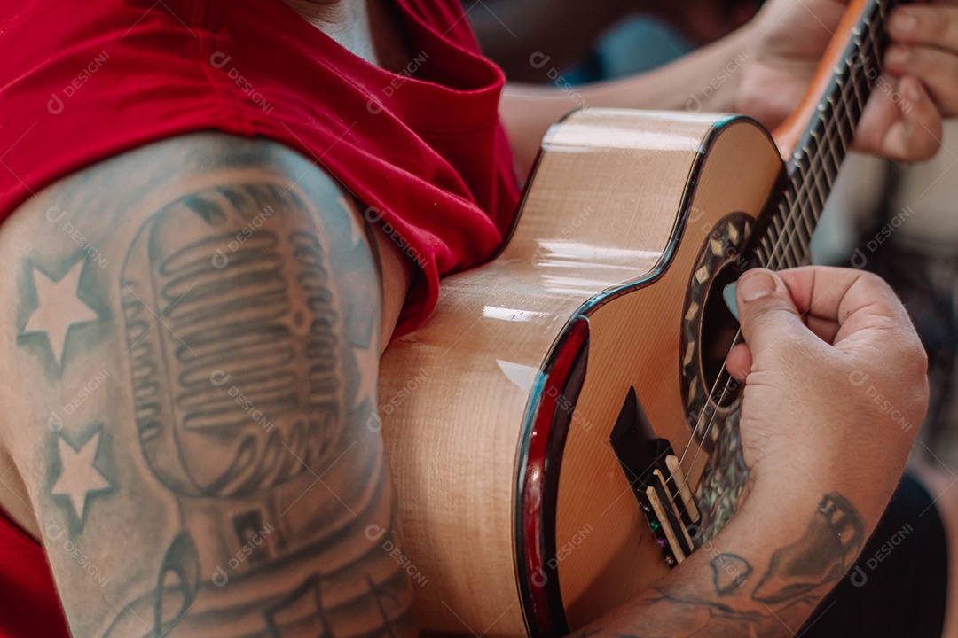 Pessoa tocando instrumento Violão