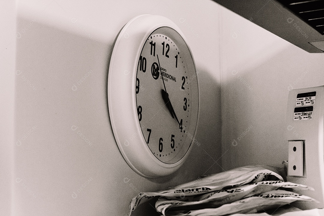 Relógio sobre parede branca