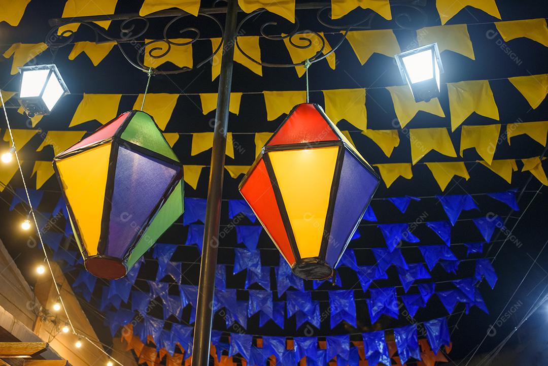 Balões decorativos e bandeiras coloridas na rua para a festa de São João, que acontece em junho no nordeste do Brasil.