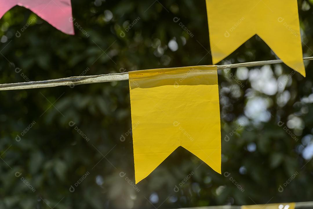 Bandeiras coloridas da festa de São João. Festas tradicionais que acontecem no mês de junho na Região Nordeste do Brasil.