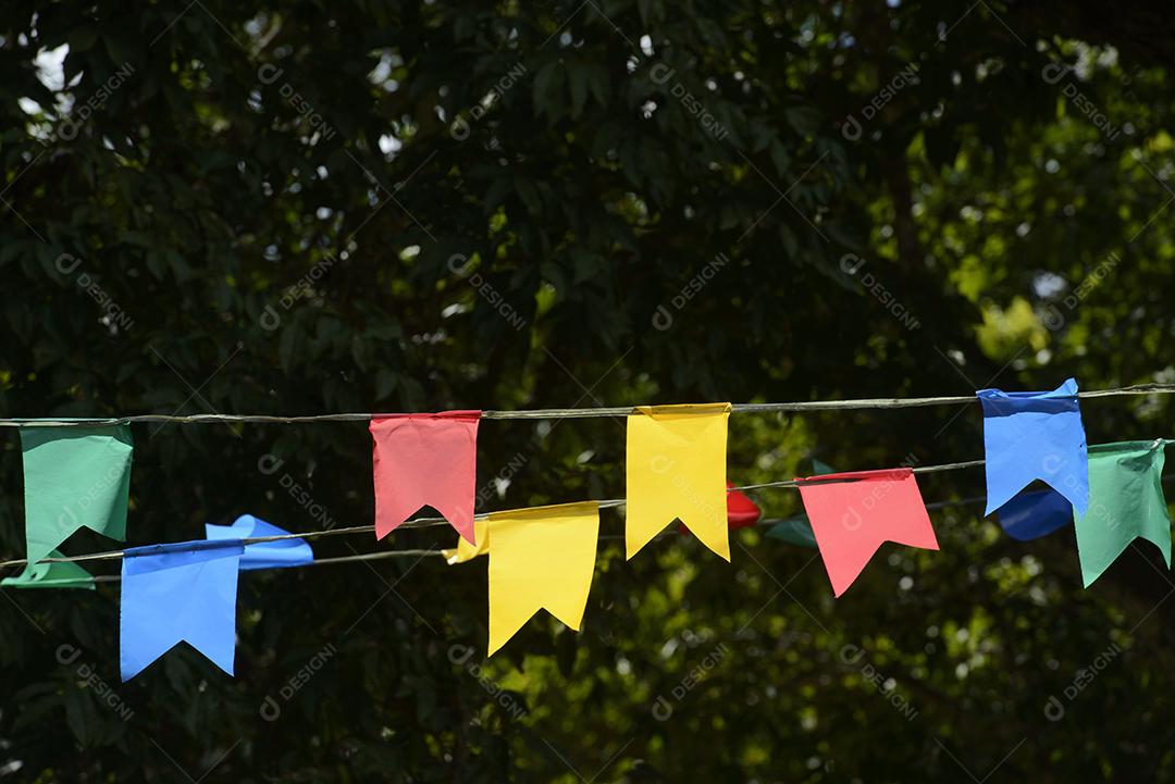 Bandeiras coloridas da festa de São João. Festas tradicionais que acontecem no mês de junho na Região Nordeste do Brasil.