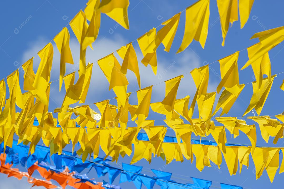 Bandeiras coloridas da festa de São João. Festas tradicionais que acontecem no mês de junho na Região Nordeste do Brasil.