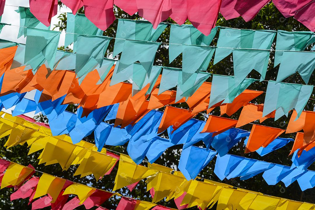 Bandeiras coloridas da festa de São João. Festas tradicionais que acontecem no mês de junho na Região Nordeste do Brasil.