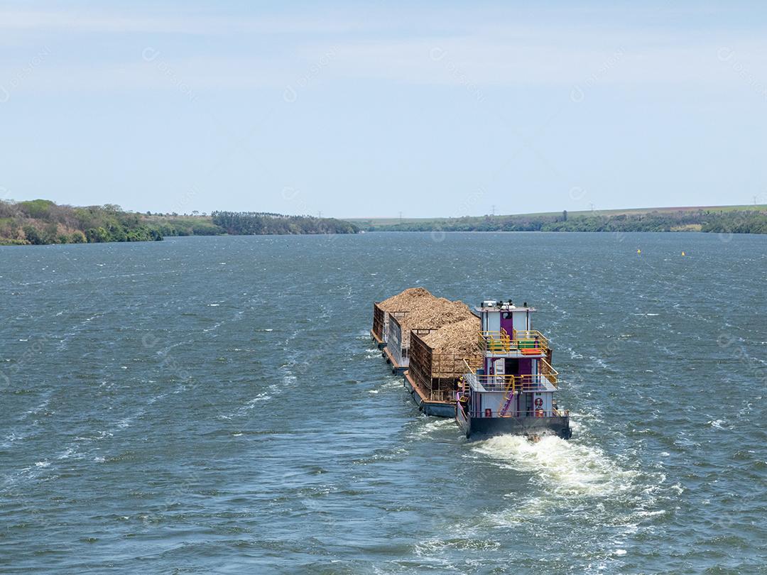 Navio brasileiro carregando bagaço de cana-de-açúcar, cana-de-açúcar no rio Tietê..