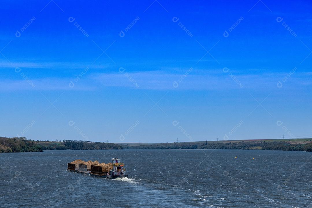 Navio brasileiro carregando bagaço de cana-de-açúcar, cana-de-açúcar no rio Tietê..