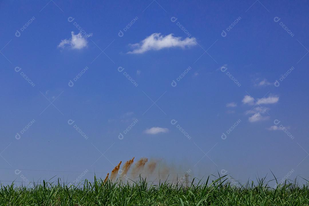 Adubo líquido (vinhoto, vinhaça, garapão ou tiborna) sendo lançado no canavial. Garapa. ,