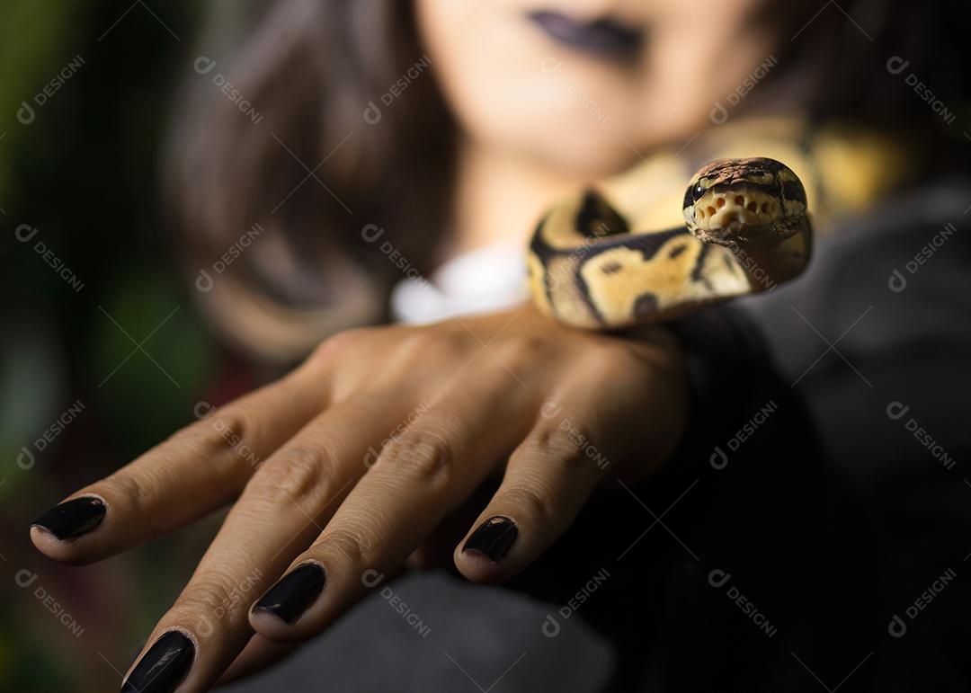 Cobra no braço de um modelo.