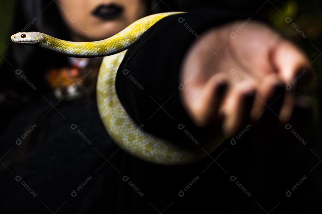 Cobra no braço de um modelo.