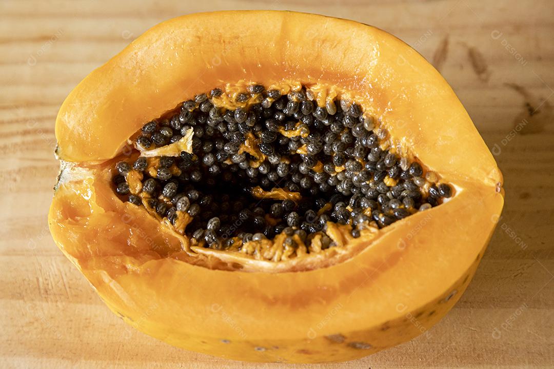 Um lindo mamão cortado ao meio, fruta, pedaço, gostoso. fatiar.