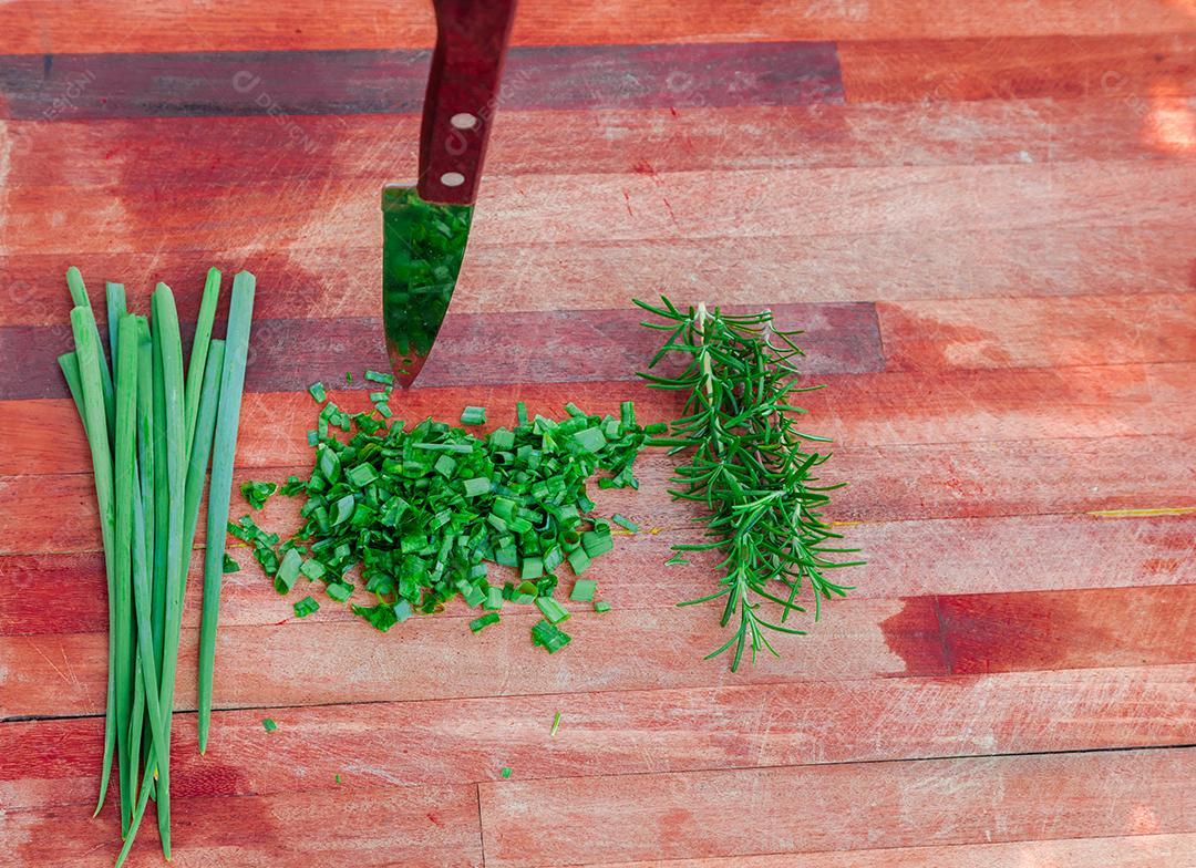 Faca tabua de madeira alecrim cheiro verde