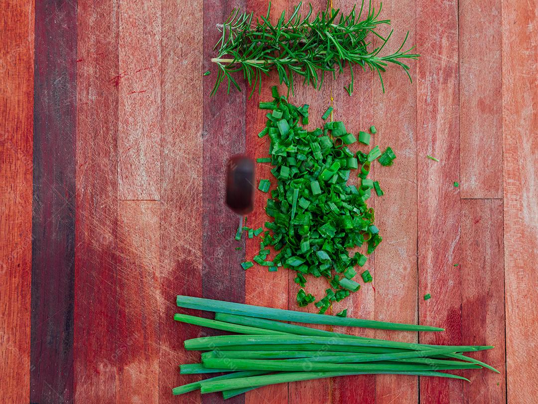 Cheiro verde alecrim mesa madeira