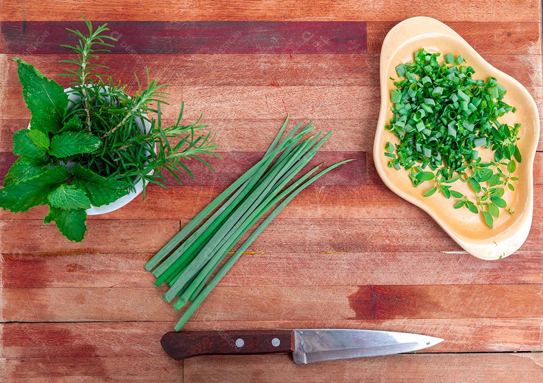 Faca mesa madeira cheiro verde legume