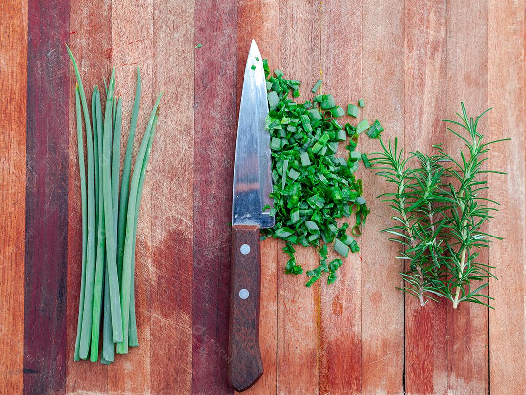 Cheiro verde cortado faca alecrim mesa tabua madeira