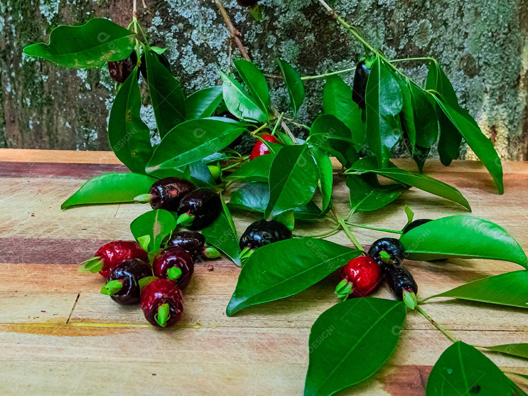 Fruta muda de cereja mesa madeira folha verde galhos