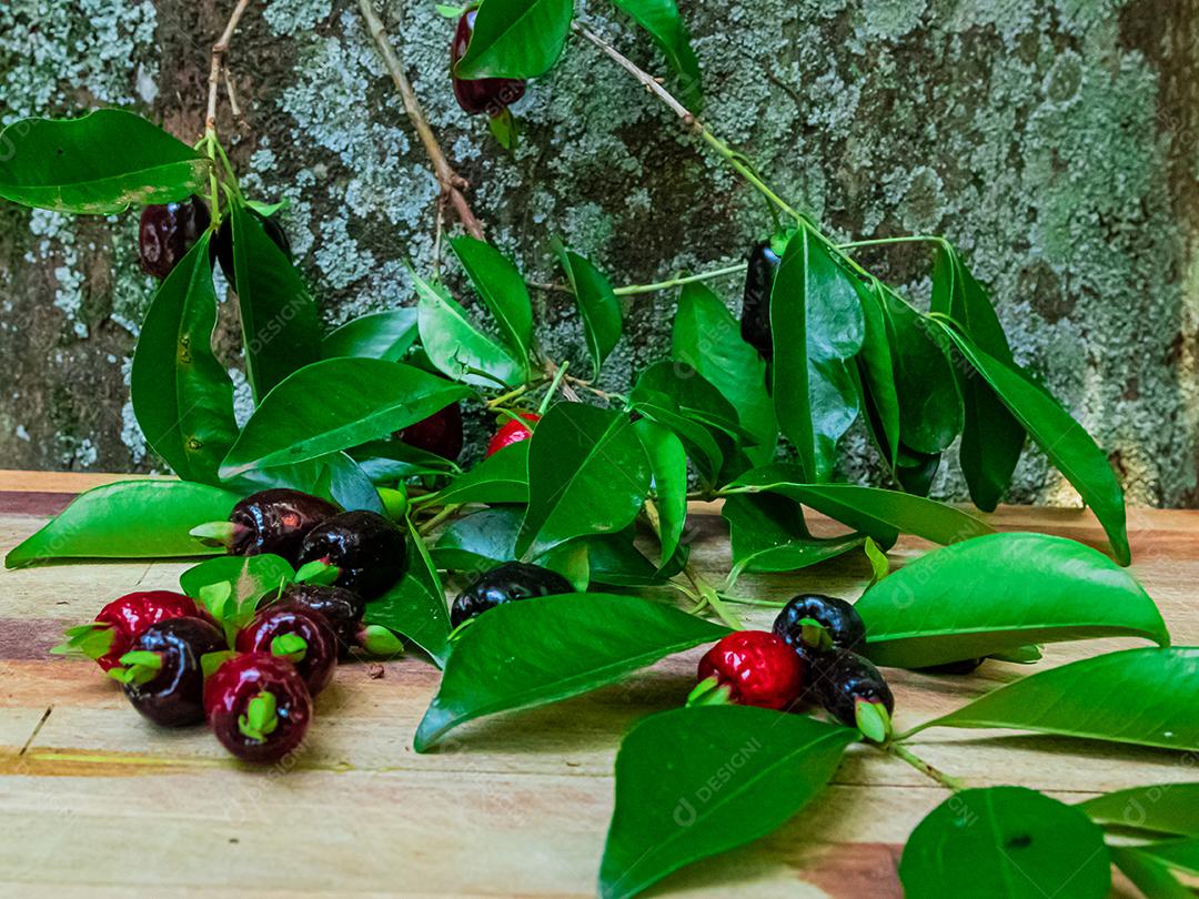 Fruta muda de cereja mesa madeira folha verde galhos