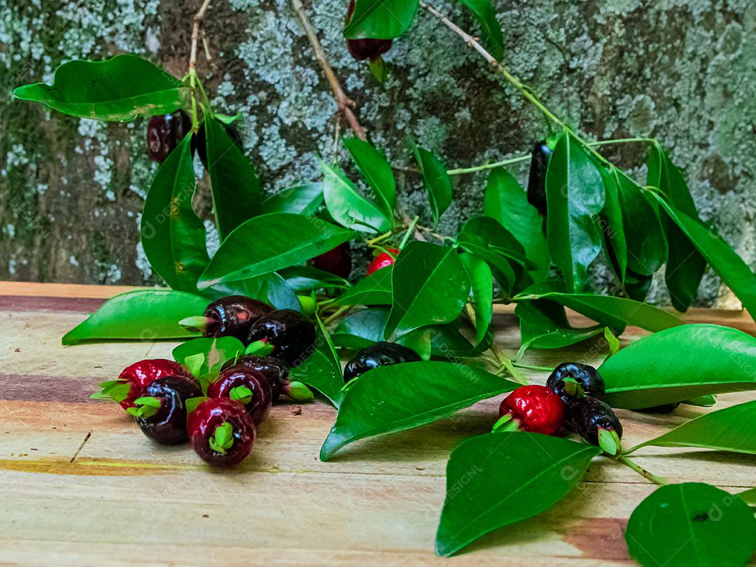 Fruta muda de cereja mesa madeira folha verde galhos