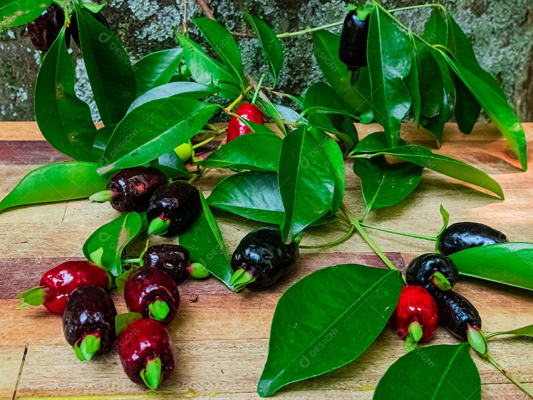 Fruta muda de cereja mesa madeira folha verde galhos