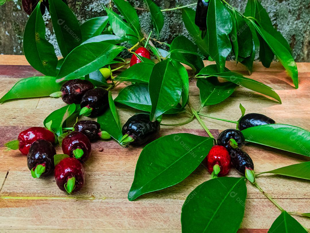 Fruta muda de cereja mesa madeira folha verde galhos