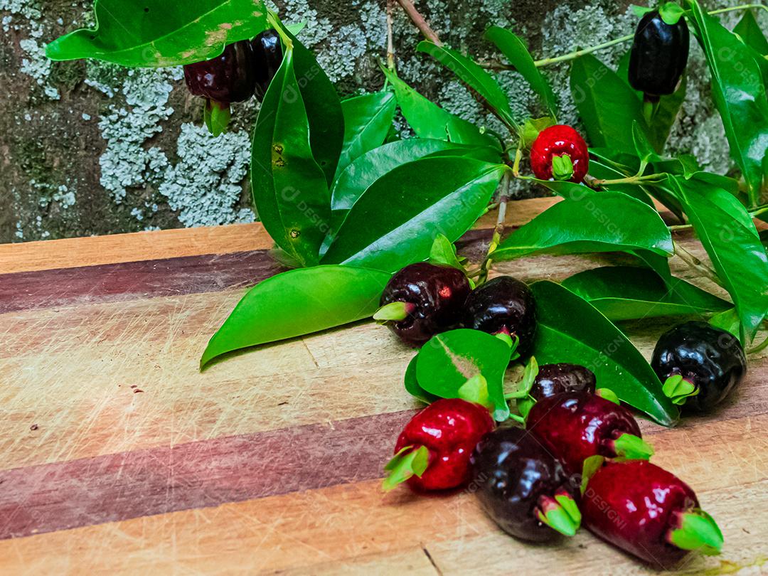 Fruta muda de cereja mesa madeira folha verde galhos