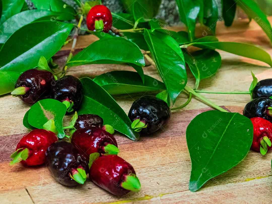 Fruta muda de cereja mesa madeira folha verde galhos
