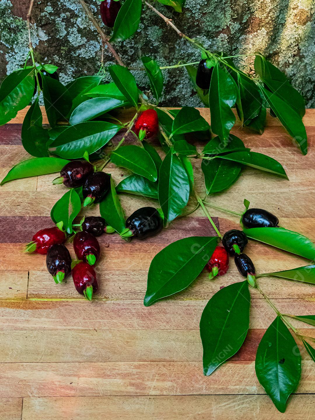 Fruta muda de cereja mesa madeira folha verde galhos