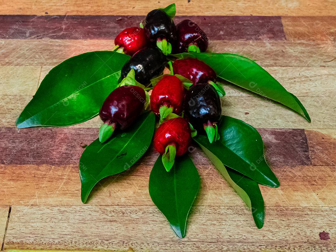 Fruta muda de cereja mesa madeira folha verde galhos