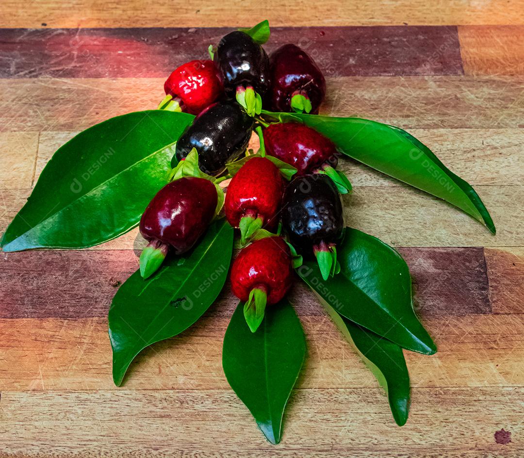 Fruta muda de cereja mesa madeira folha verde galhos