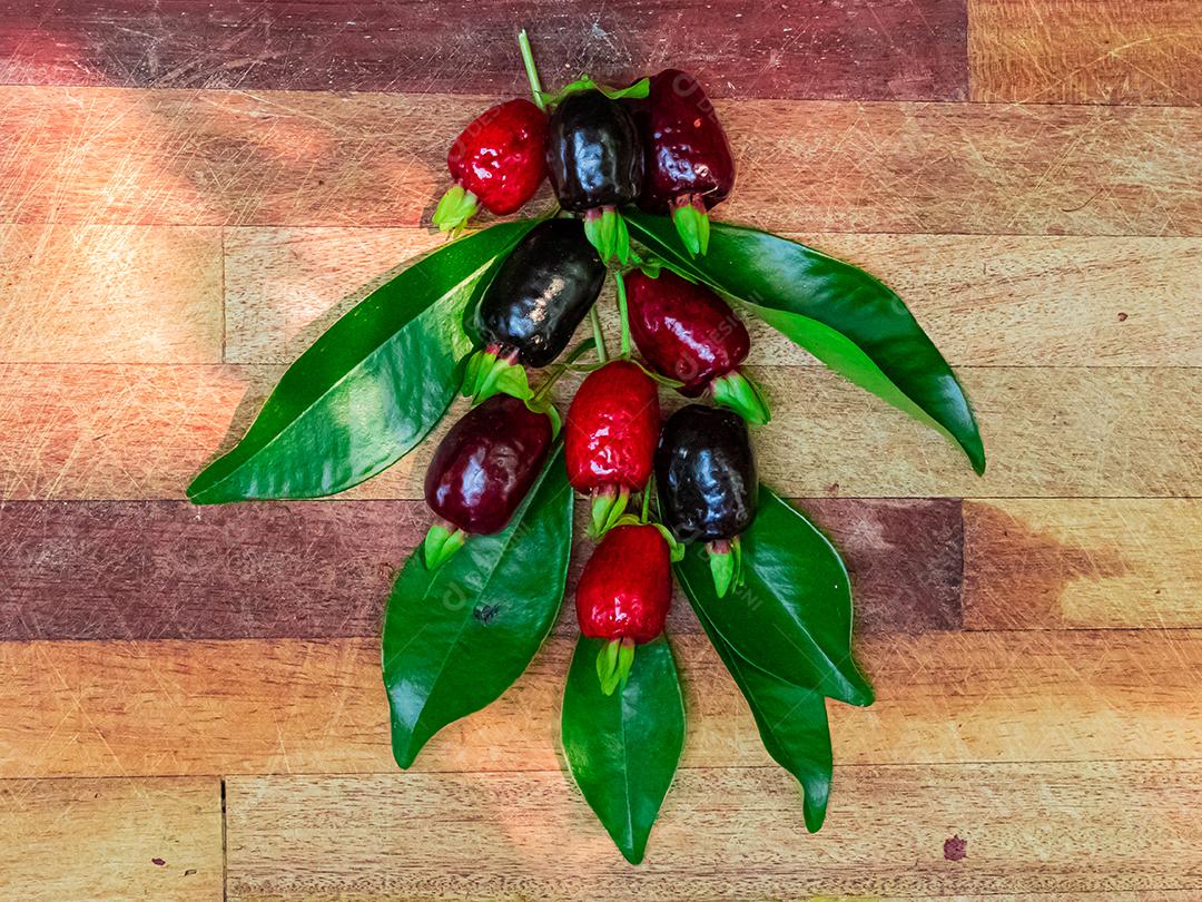 Fruta muda de cereja mesa madeira folha verde galhos