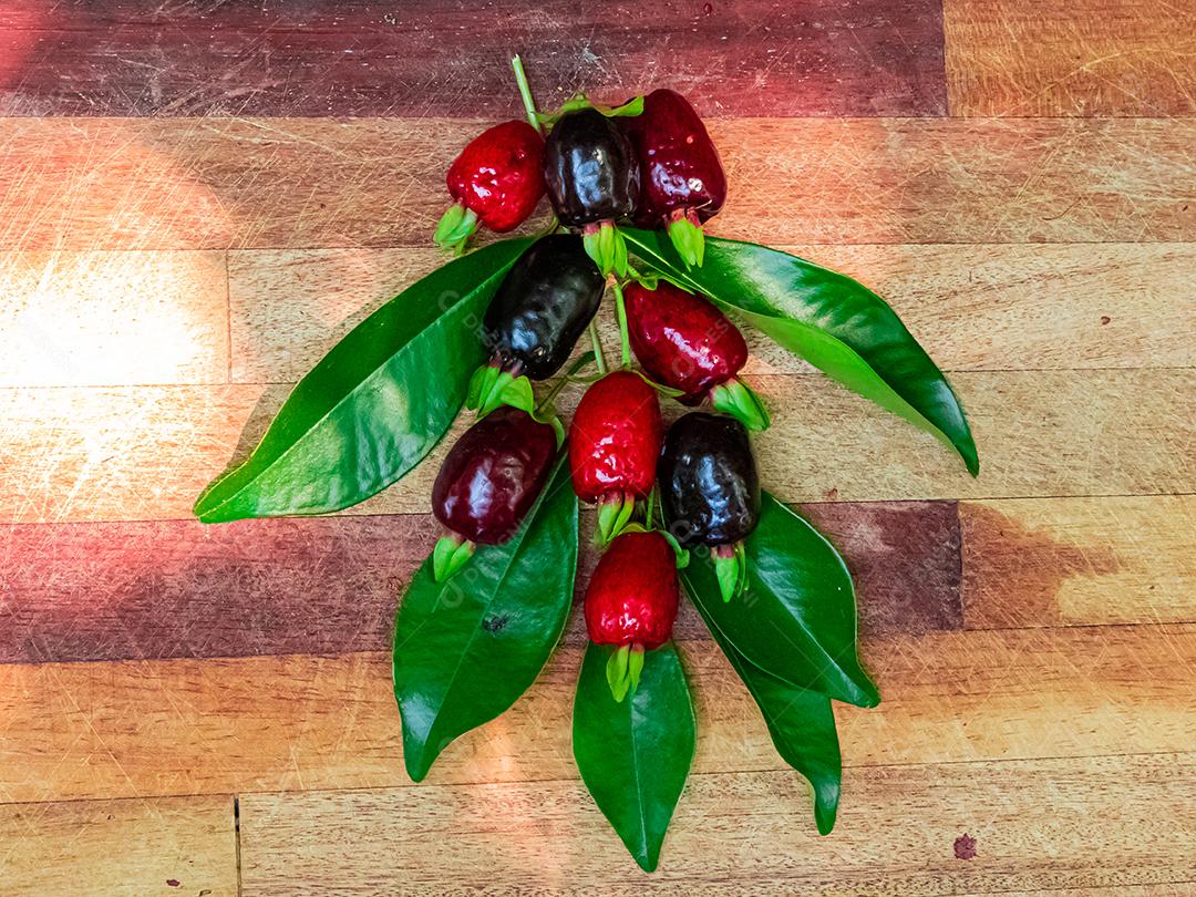 Fruta muda de cereja mesa madeira folha verde galhos
