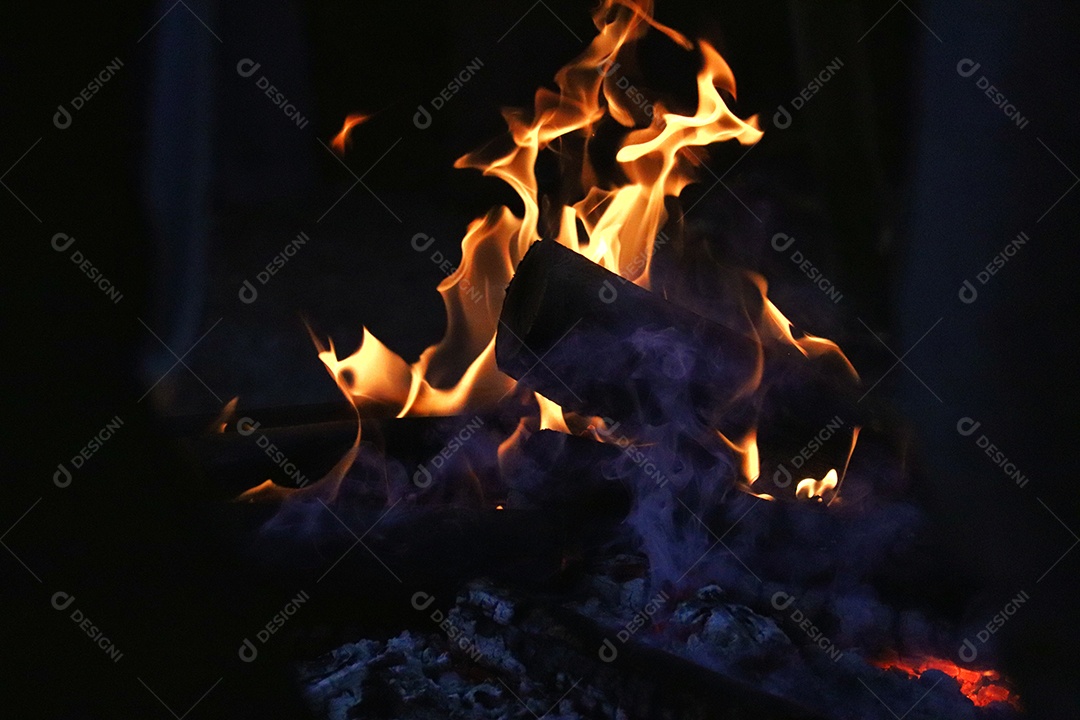 Lenhas pegando fogos.