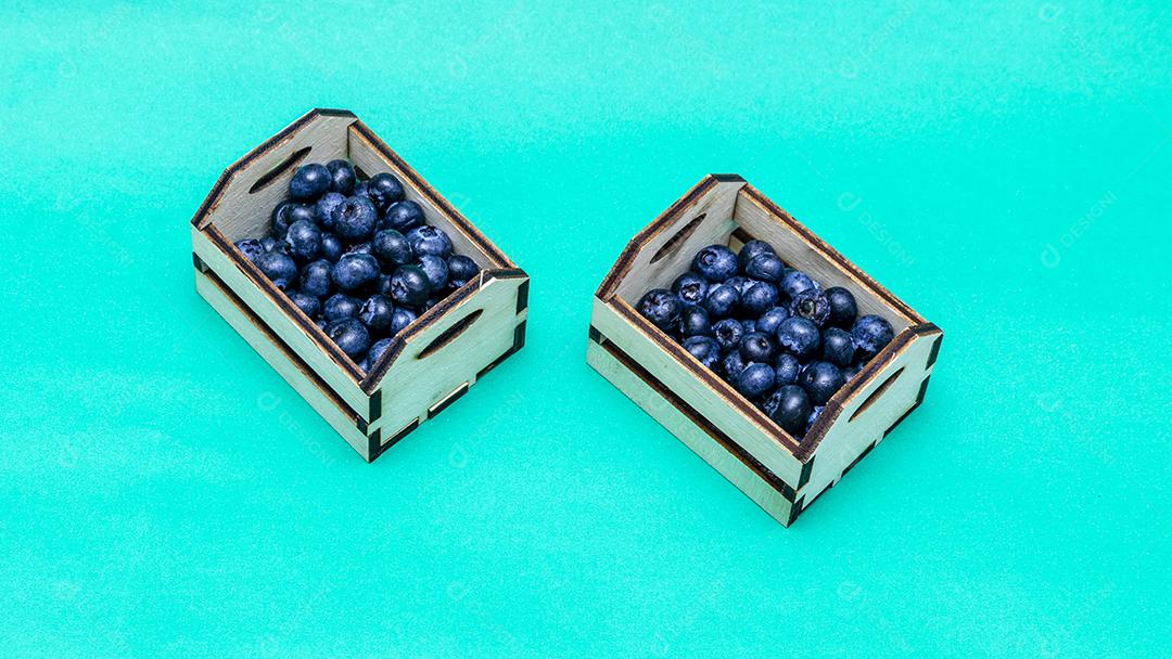 Caixas de uvas frutas comida sobre verde